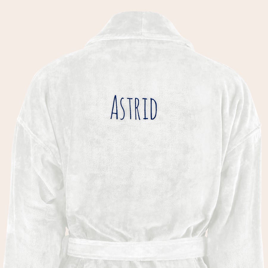Bademantel Damen mit Namen Weißer Frottee Bademantel mit dem Namen Astrid in Dunkelblau auf dem Rücken gestickt. Ihr eigener Bademantel mit Namen bestickt!
