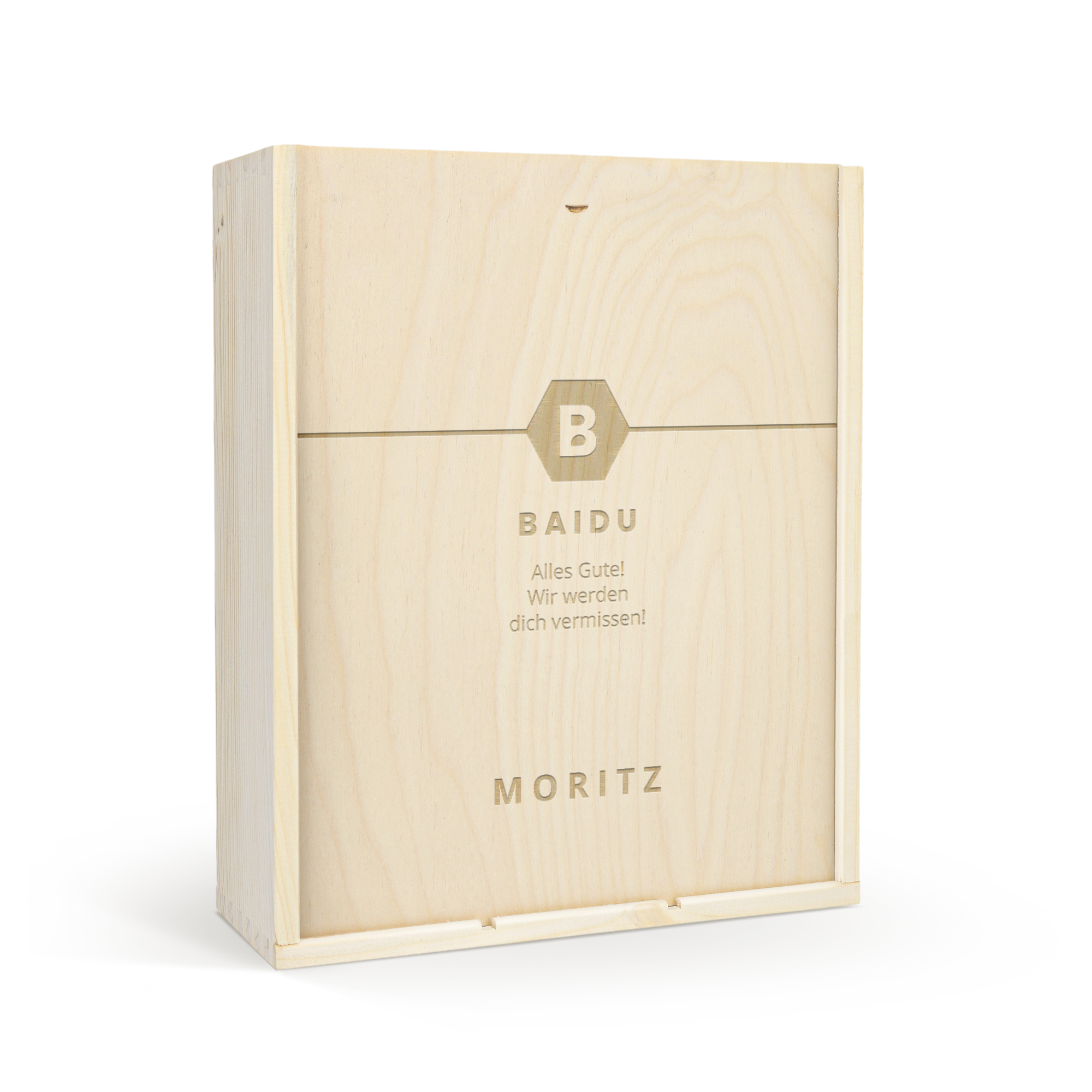 Eine edle Holzkiste mit individueller Gravur "B", "Baidu", "Alles Gute! Wir werden dich vermissen!" und "Moritz", die Platz für eine Flasche und 2 Weingläser bietet