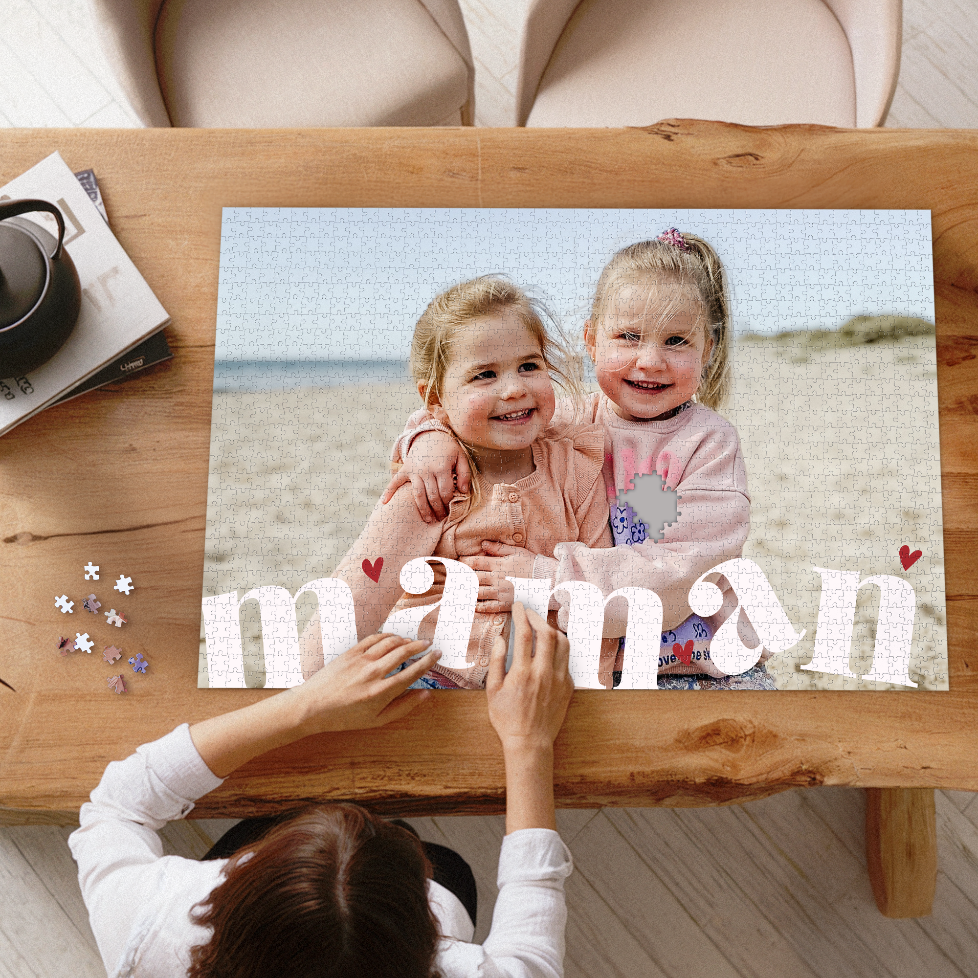 Puzzle photo personnalisé de 1500 pièces, avec photo de deux petites filles et le mot "maman" intégré. Offrez des heures de plaisir.