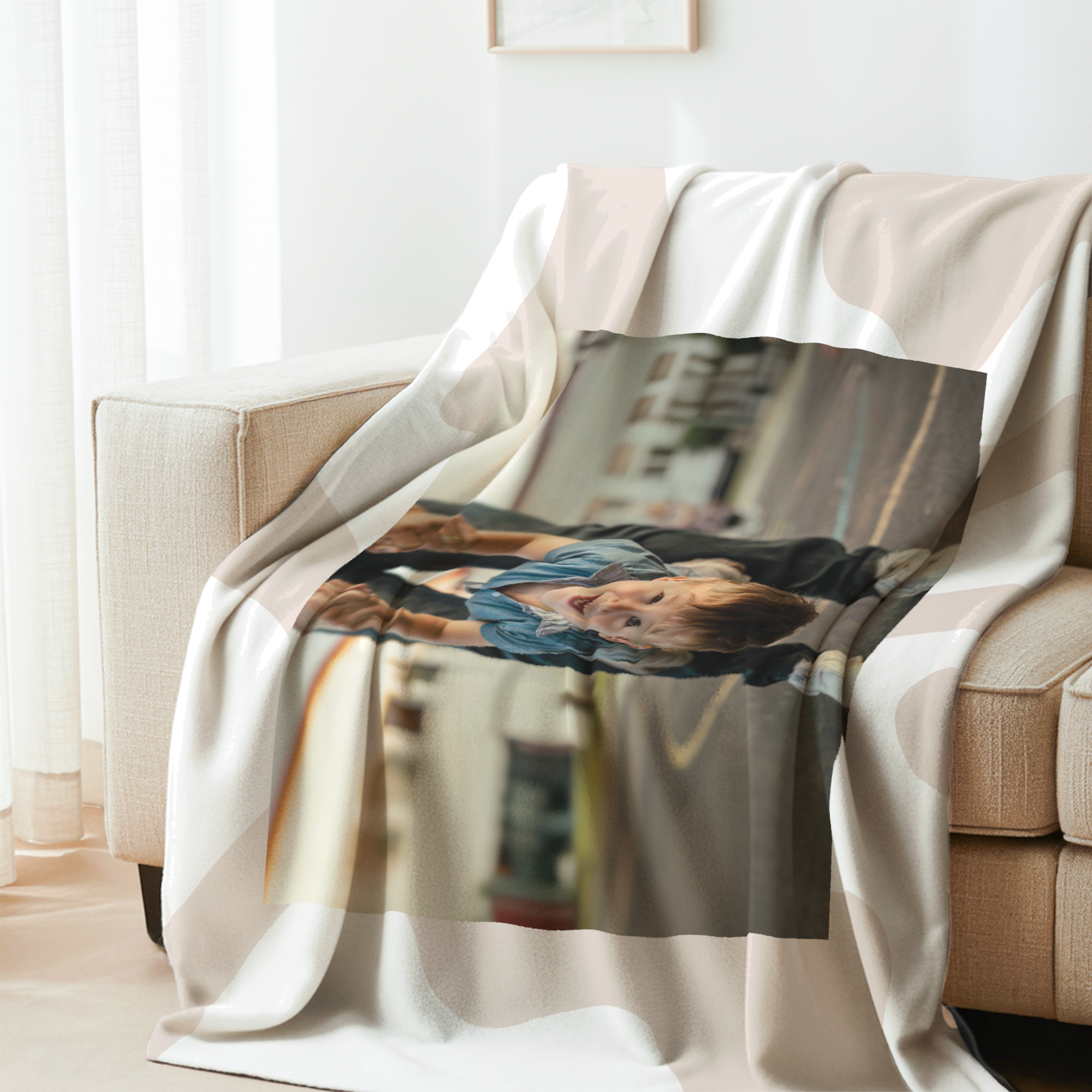 Kényelmes, fotónyomtatott fleece takaró egy mosolygó gyermek képével, mely a kanapé szuper hangulatos kiegészítője.