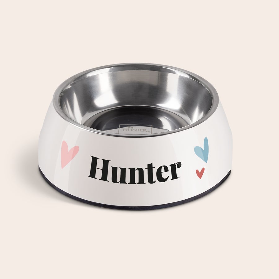 Comedero - Perros Comedero personal para perro blanco con el nombre Hunter impreso en negro y detalles de corazones.