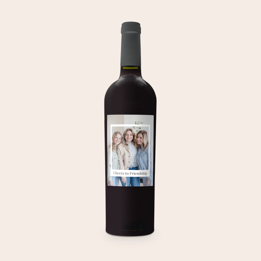 Vino Riondo Merlot Vino tinto Riondo Merlot con etiqueta personalizada con foto de tres mujeres y texto "Cheers to Friendship".