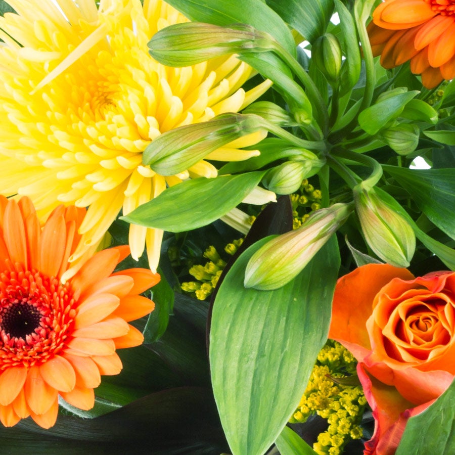 Kleurrijk Bloemen Zomerboeket met gele chrysanten en oranje rozen te personaliseren met een kaartje