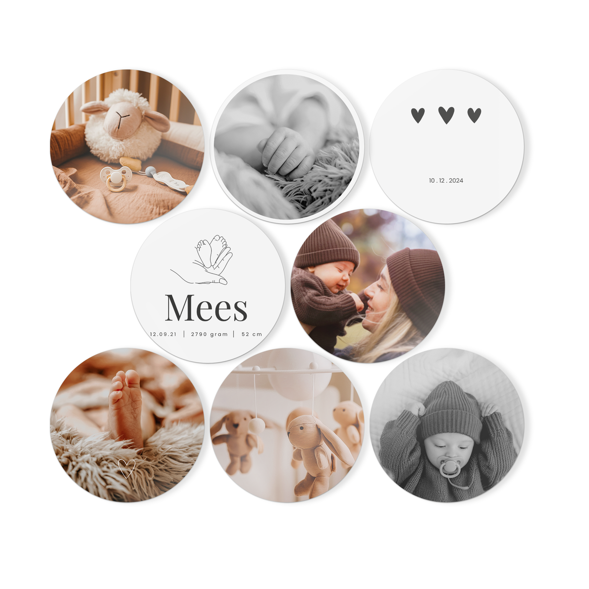 Runde treveggkunstpaneler med flere babybilder, fødselsdato og navn Mees, trykt med egendefinert design.