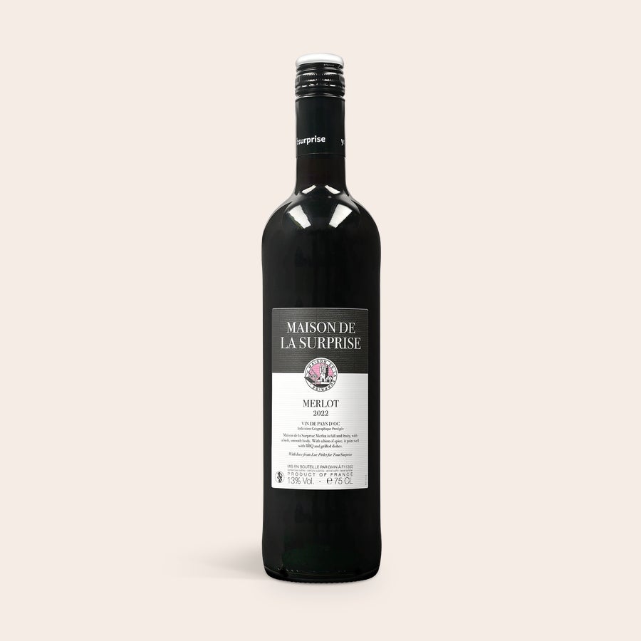 Personalizowane wino Maison de la Surprise Merlot Butelka Luc Pirlet Merlot 2022 w personalizowanej skrzynce z grawerunkiem dowolnego tekstu