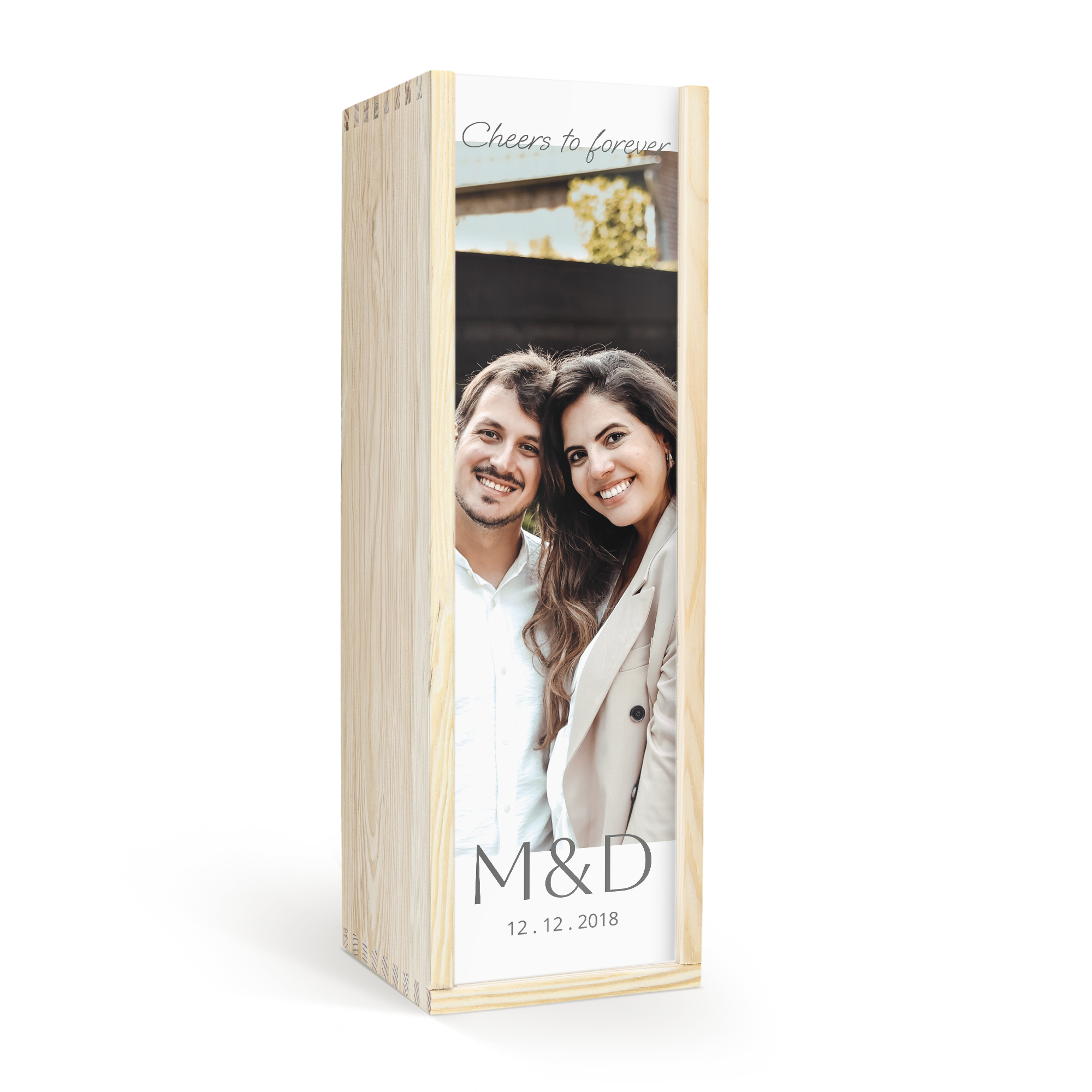 Custodia in legno personalizzata con foto di una coppia, testo "Cheers to forever", iniziali M & D e data 12.12.2018 per champagne Moët & Chandon, un regalo speciale.