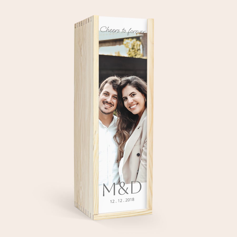 Moet et Chandon Brut Meglepetés egy személyre szabott fadobozban lévő Moët & Chandon pezsgővel, egy pár képével, "Cheers to forever", M&D monogrammal és 12.12.2018 dátummal nyomtatva.