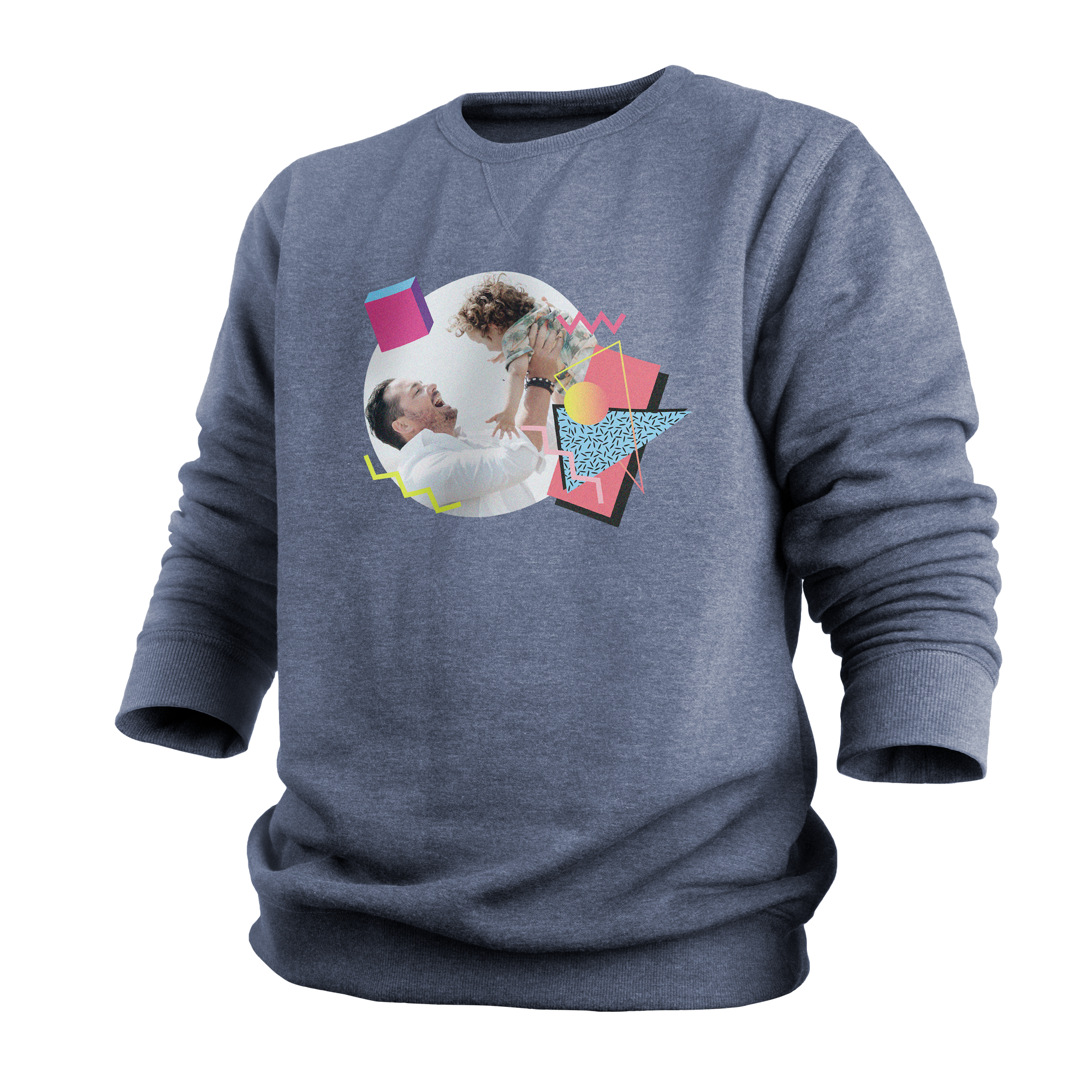 Ein dunkelgrauer Pullover mit einem großen Aufdruck, auf dem Du deinen Pullover selbst gestalten kannst mit deinem eigenen Entwurf, einem Foto von einem Mann und einem Baby und bunten geometrischen Formen.