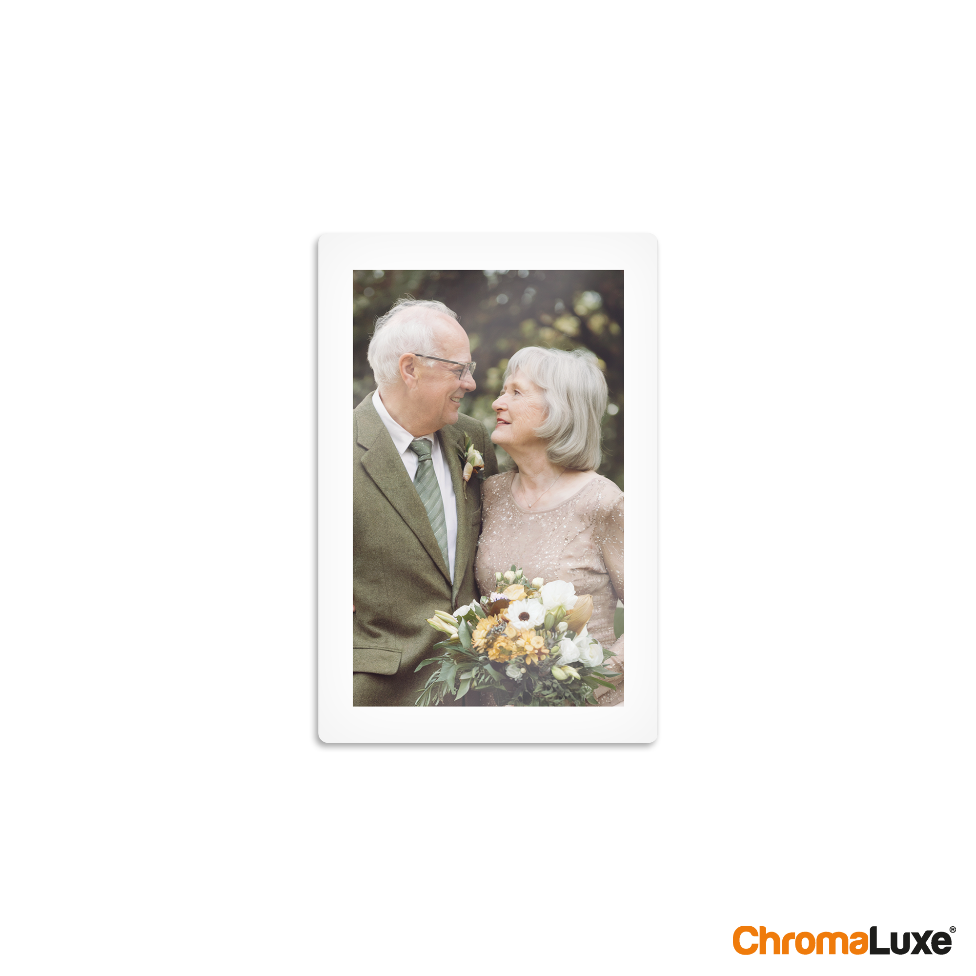 Fotografie personalizată cuplu vârstnic zâmbitor, imprimată pe placă de aluminiu Chromaluxe.