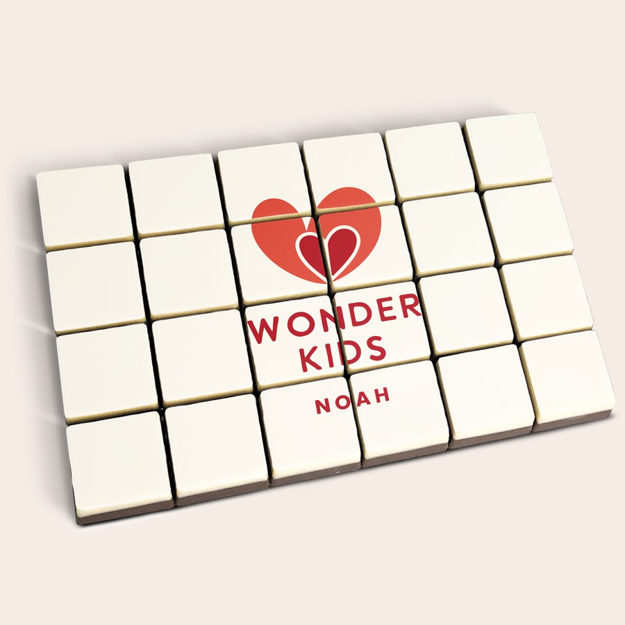 Blocos de chocolate com foto Chocolates personalizados com logotipo Wonder Kids, nome Noah e dois corações vermelhos impressos