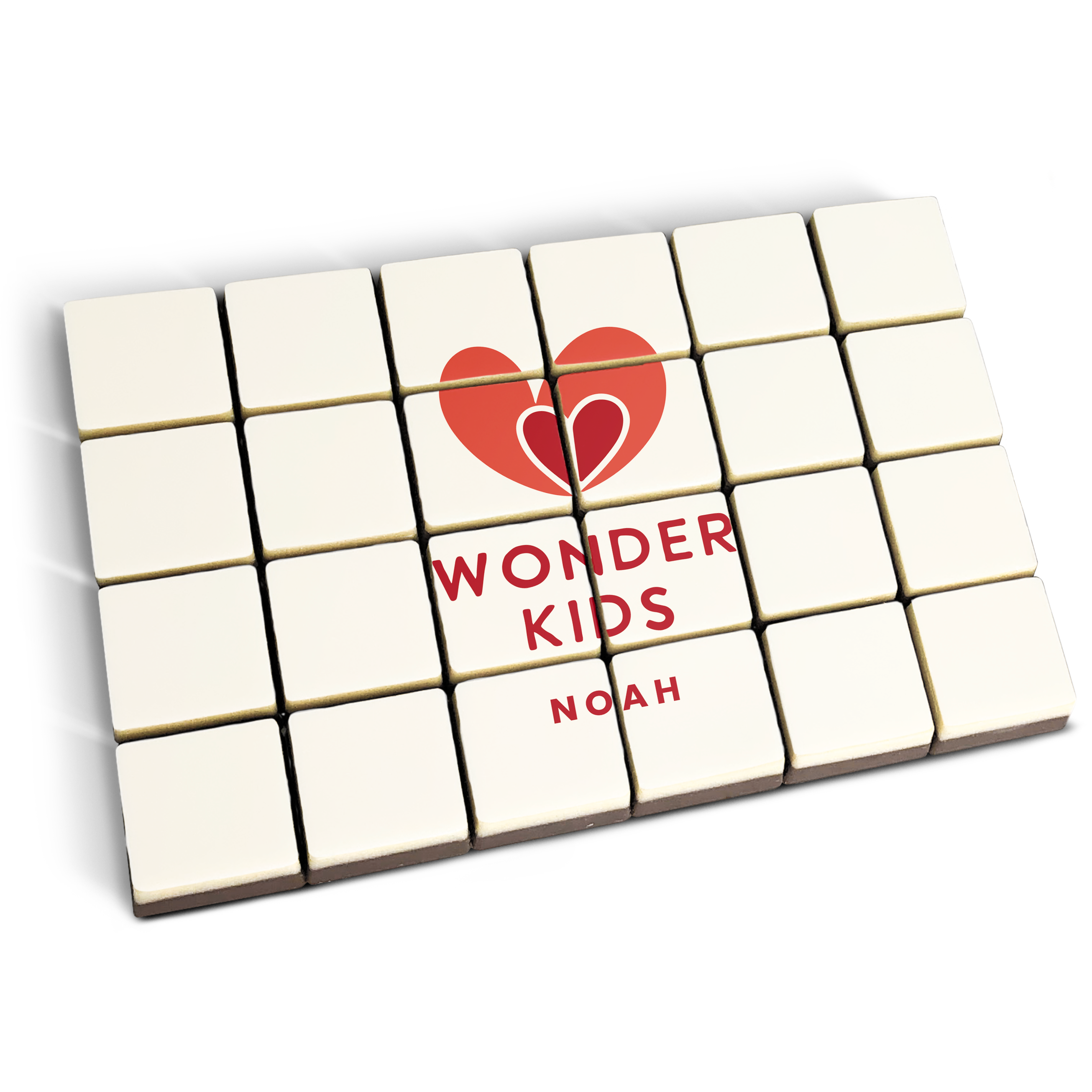 Tavolette di cioccolata personalizzate con foto stampate che formano un cuore rosso, la scritta Wonder Kids e Noah