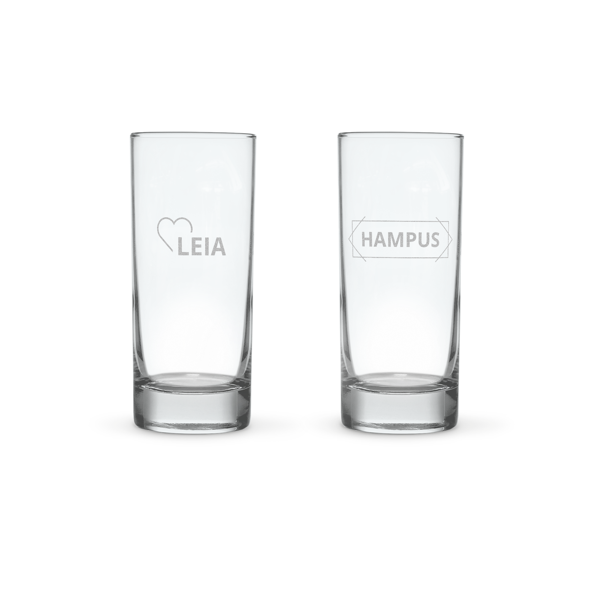 Två graverade longdrinkglas. Ett med namnet "LEIA" och ett hjärta, det andra med namnet "HAMPUS".
