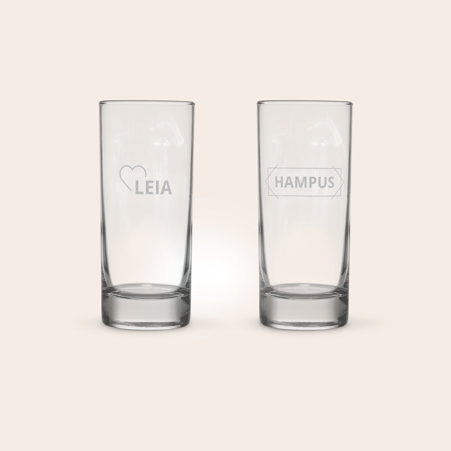 Longdrinkglas Två graverade longdrinkglas. Ett med namnet "LEIA" och ett hjärta, det andra med namnet "HAMPUS".