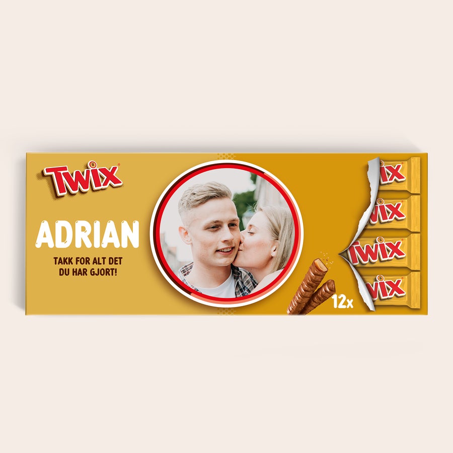Personlig XXL Twix sjokoladeplate Personlig XXL Twix sjokoladeplate med et trykt bilde av et par og teksten ADRIAN TAKK FOR ALT DET DU HAR GJORT