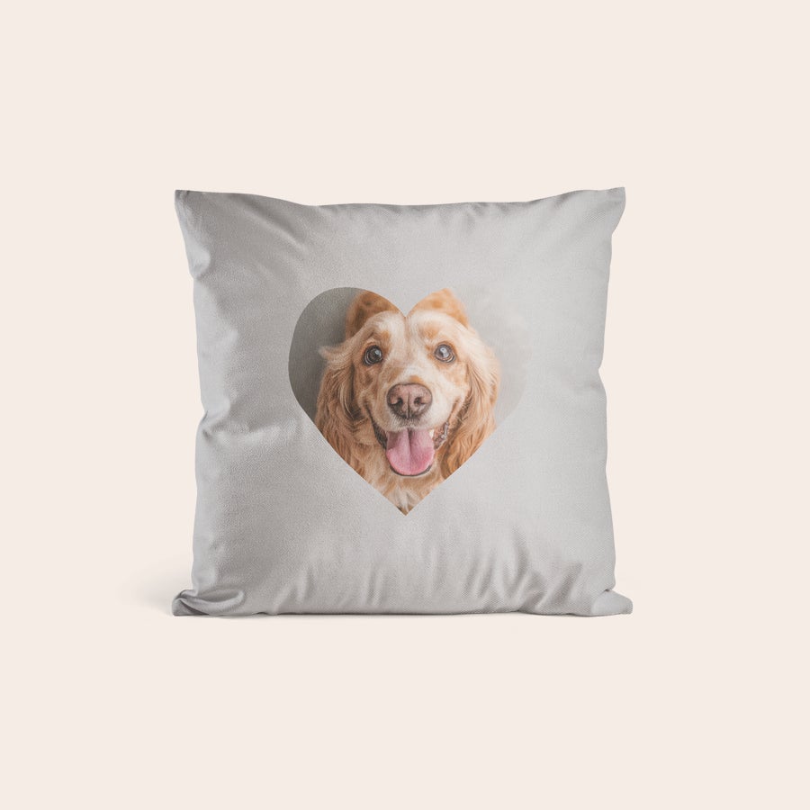 Kissen mit Foto Grauer Kissenbezug mit einem lächelnden Hundefoto in Herzform bedruckt. Überrasche deine Liebsten mit einem super weichen Kissenbezug mit Foto!