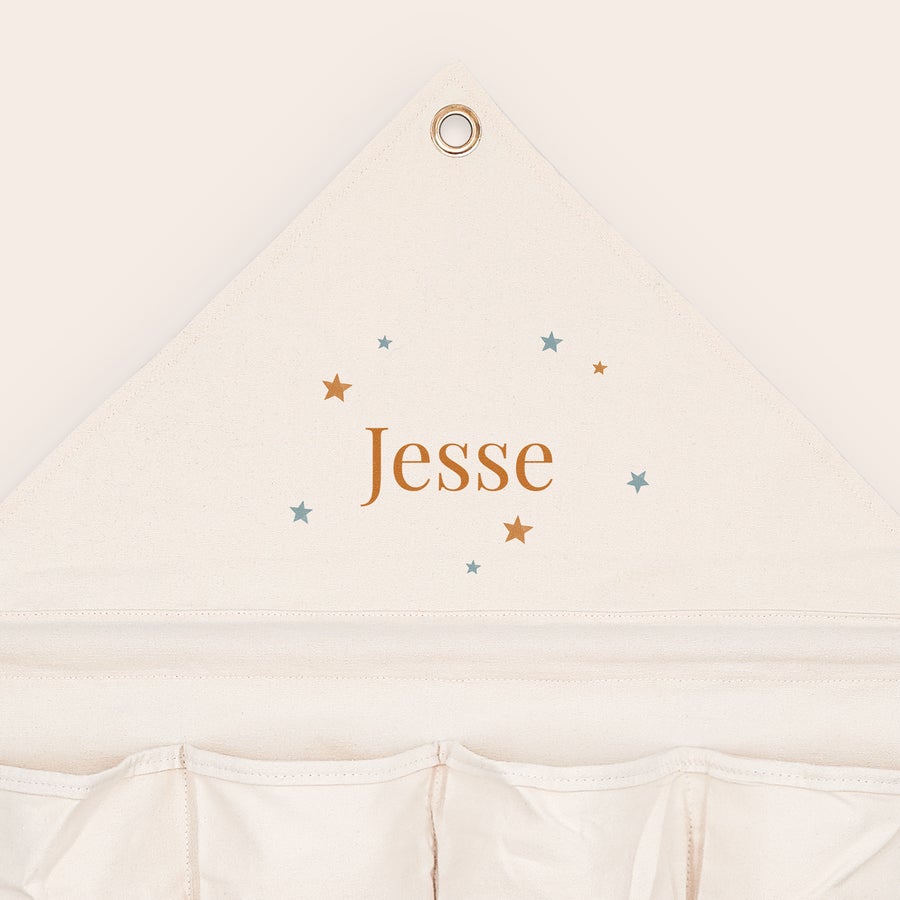 Organizador de bolsillo de tela Organizador de bolsillo de tela personalizado color crema con el nombre "Jesse" impreso, rodeado de estrellas.