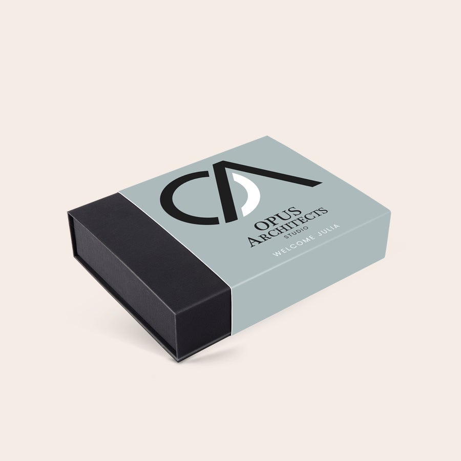 Boîte de chocolats Noël personnalisée Un luxueux coffret cadeau de chocolats à personnaliser, imprimé avec le logo Opus Architects et le texte WELCOME JULIA