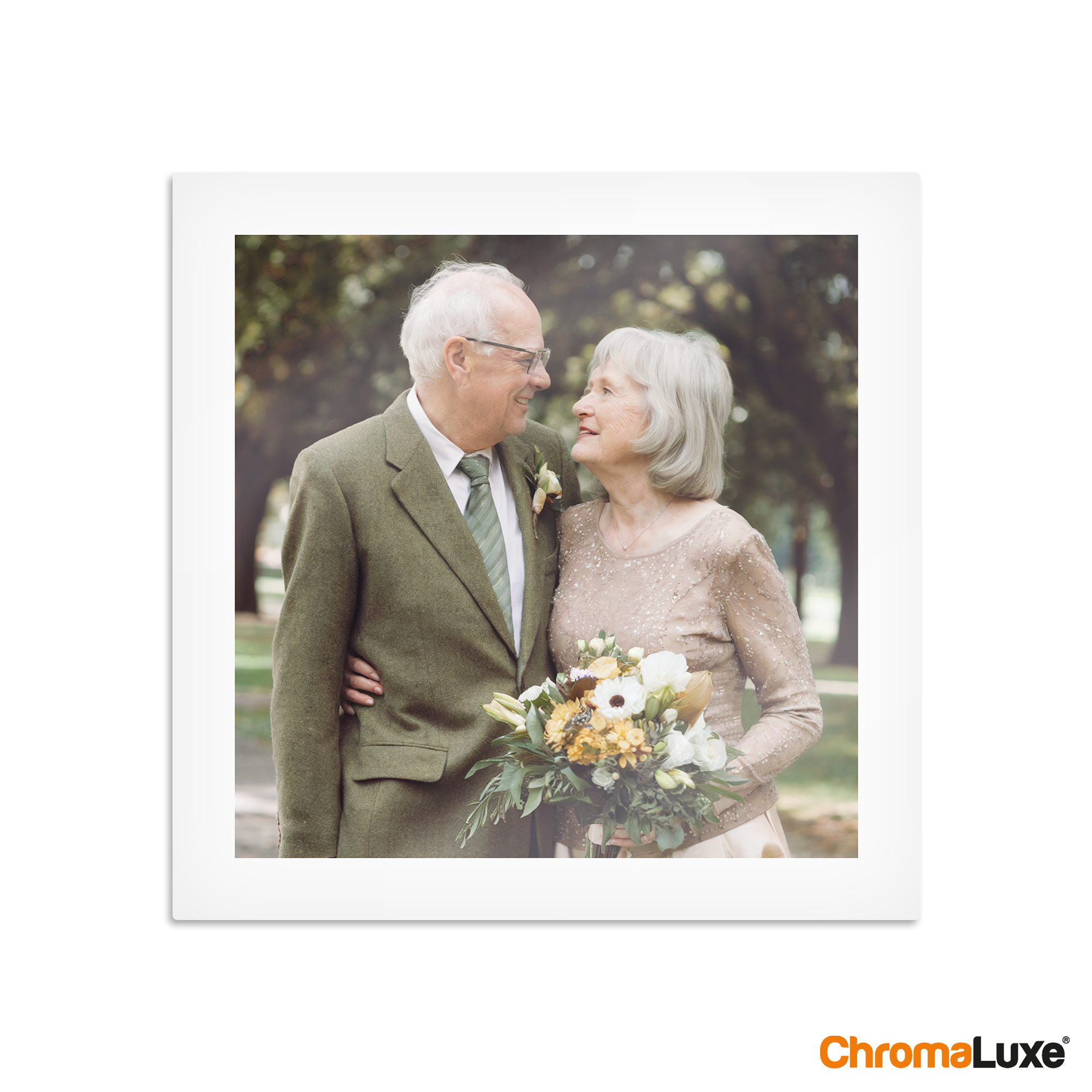 Personlig Chromaluxe aluminium fotoprint med bilde av et eldre par som holder en bukett.