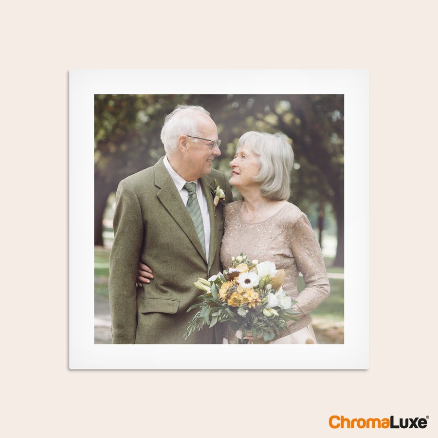 Foto afdrukken op aluminium ChromaLuxe aluminium fotopaneel met een gedrukte trouwfoto van een ouder echtpaar met bruidsboeket