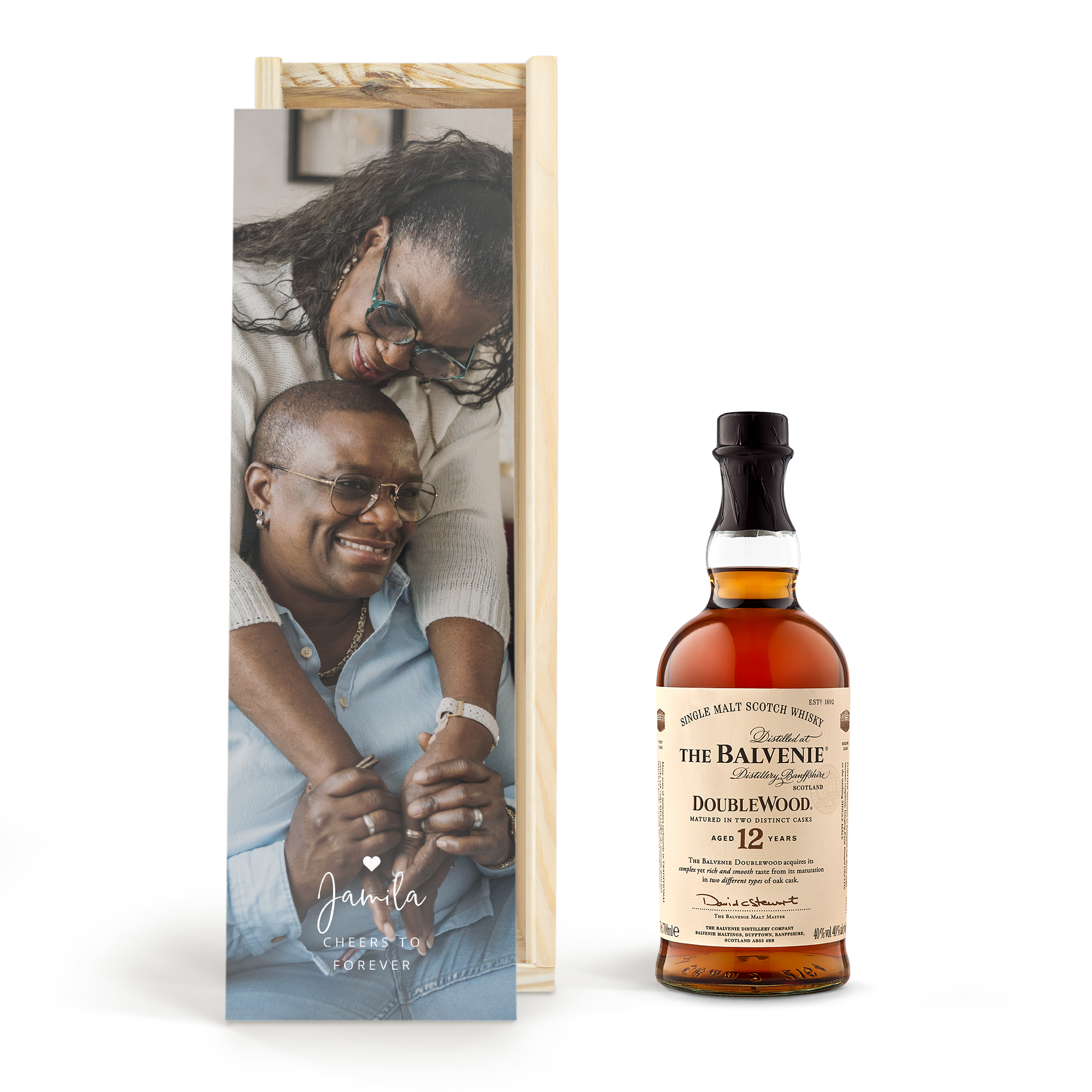 The Balvenie 12 jaar Doublewood whisky in een bedrukte kist met een foto van twee lachende vrouwen, gepersonaliseerd met 'Jamila Cheers to Forever'.