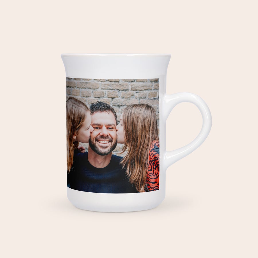 Teacup Cană curbată albă, personalizată cu o fotografie imprimată cu un bărbat zâmbitor sărutat de două fete. Bea băutura ta preferată dintr-o cană curbată imprimată cu designul tău.