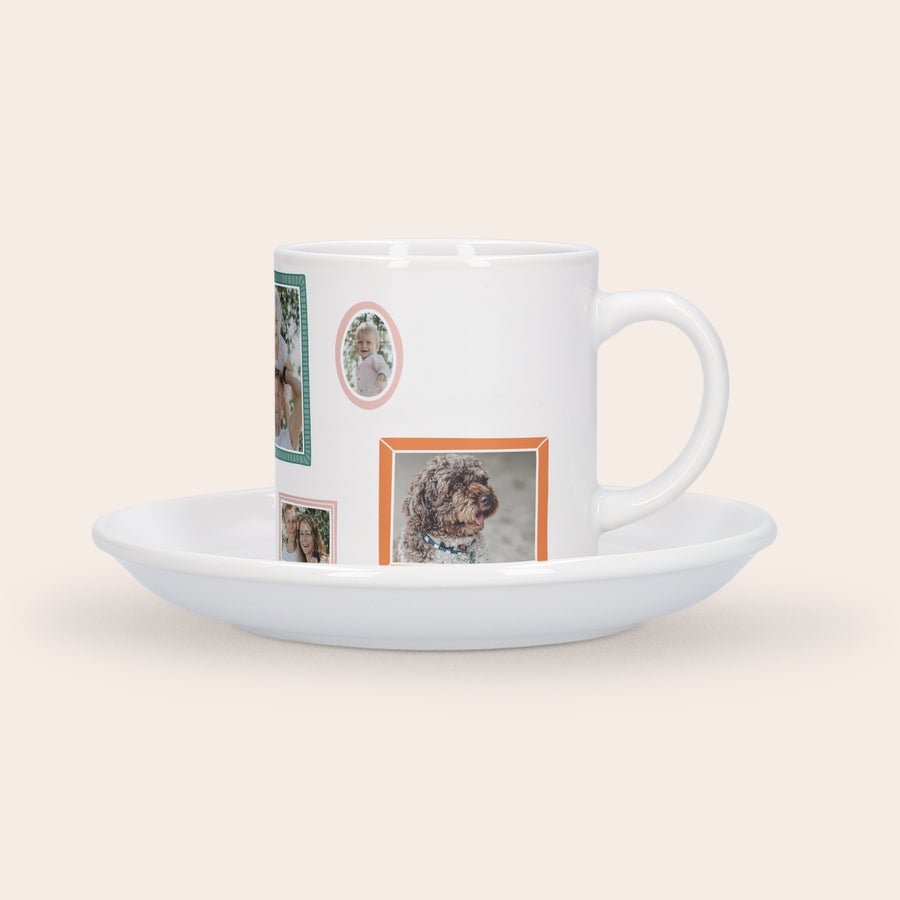 Cană de cappuccino personalizată Ceașcă de cappuccino personalizată cu fotografia unui cățeluș și imagini de familie, imprimată pe o cană albă cu farfurioară.