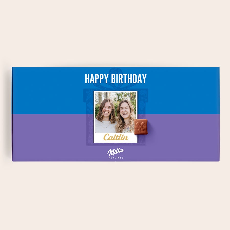 Pralinés de Milka Cumpleaños Caja regalo personalizada de chocolate Milka con foto impresa de dos mujeres sonriendo, texto "Happy Birthday" y nombre "Caitlin"