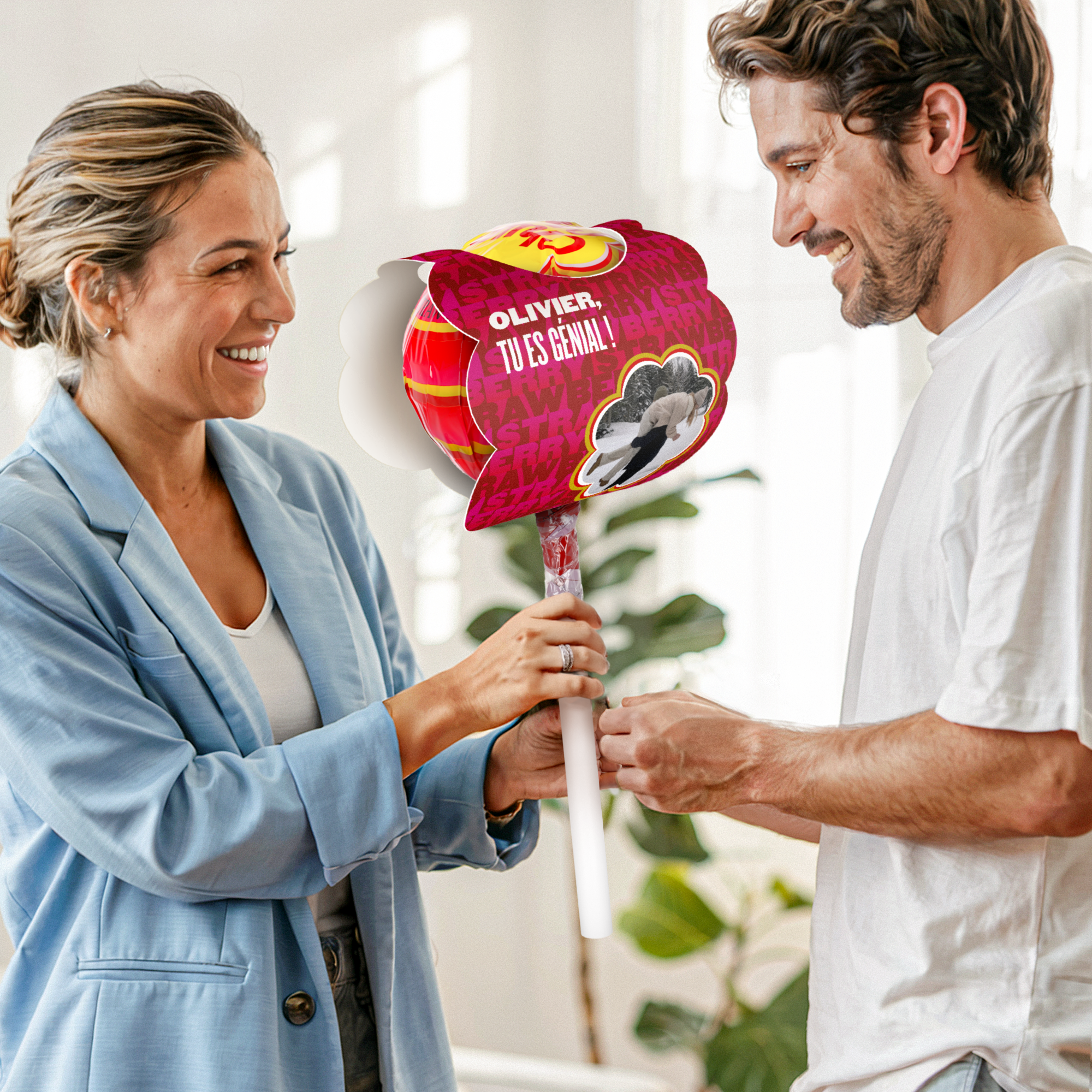 Méga Chupa Chups personnalisable fraise 20 sucettes avec étiquette imprimée photo et message "OLIVIER, TU ES GÉNIAL!"