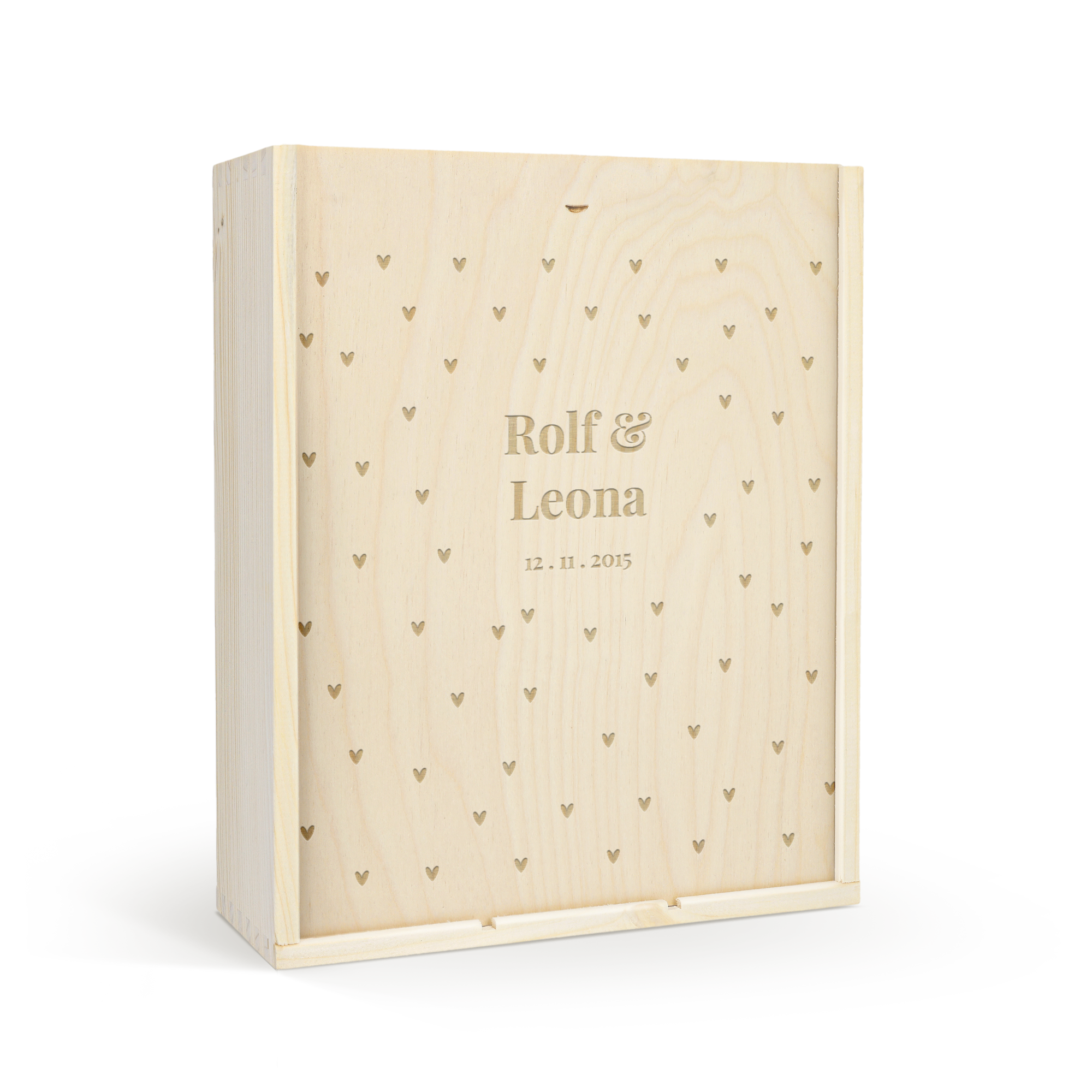 Personlig vin trækasse med indgraverede hjerter, navnene Rolf & Leona og datoen 12.11.2015.