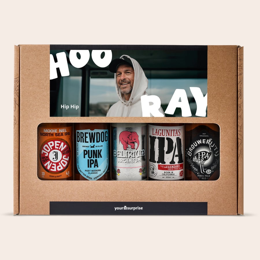 Set cadou bere Set cadou personalizat de bere de la microberărie, imprimat cu o fotografie și textul Hip Hip Hooray, conținând cinci beri artizanale IPA.