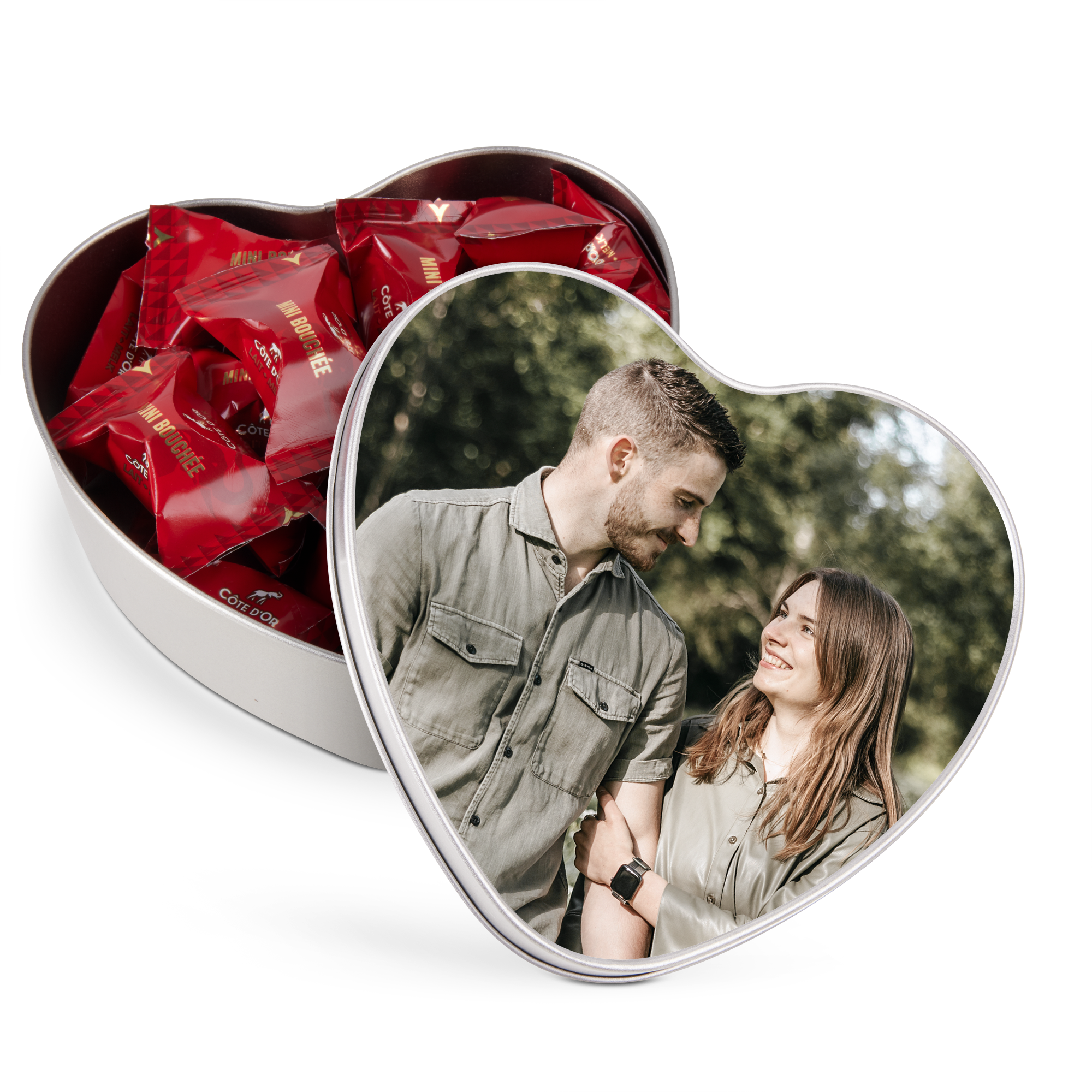 Lata de regalo personalizada en forma de corazón con chocolates Côte d'Or Mini Bouchée y foto de pareja impresa en la tapa.