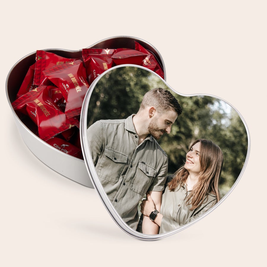 Lata personalizada - Côte d'Or Mini Bouchée Lata de regalo personalizada en forma de corazón con chocolates Côte d'Or Mini Bouchée y foto de pareja impresa en la tapa.