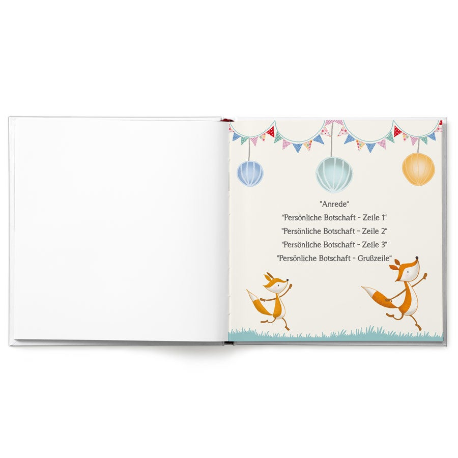 Aufgeschlagenes Kinderbuch mit Name. Auf der rechten Seite sind Füchse abgebildet und Textfelder für eine personalisierte Botschaft.