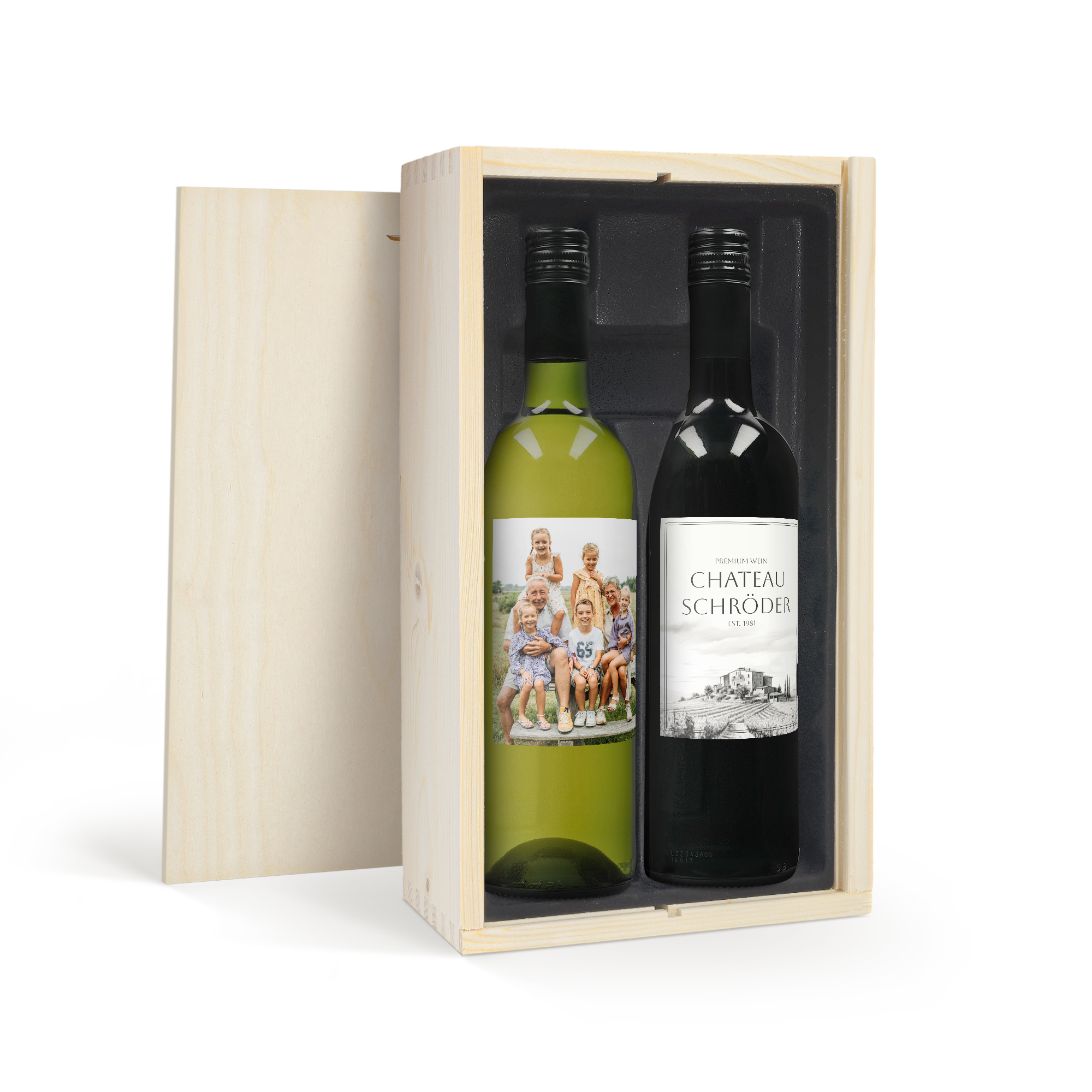 Wein Geschenkset mit eigenem Etikett, bestehend aus Rot- und Weißwein in Holzkiste. Das weiße Weinetikett ist mit einem Familienfoto bedruckt.