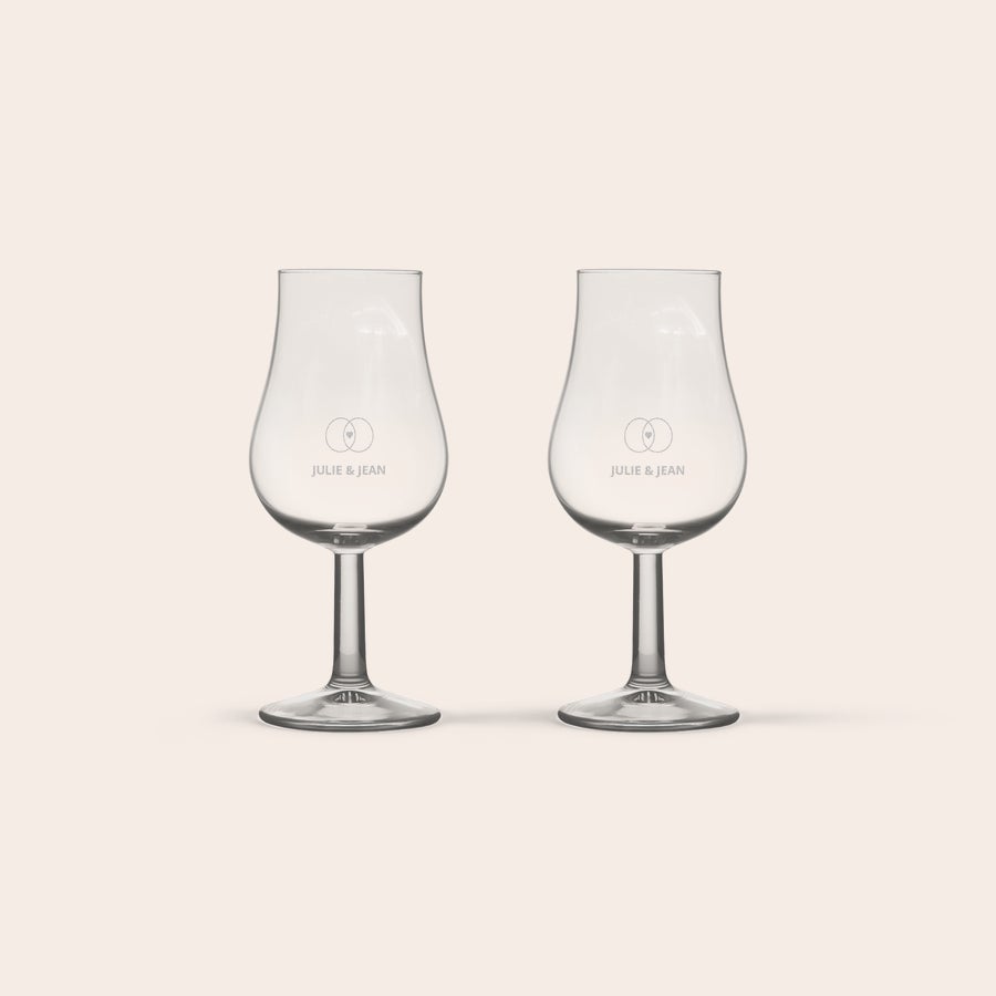 Verre à porto personnalisé Deux verres à porto gravés avec les noms Julie & Jean et un motif de deux alliances, personnalisables avec le texte de votre choix.