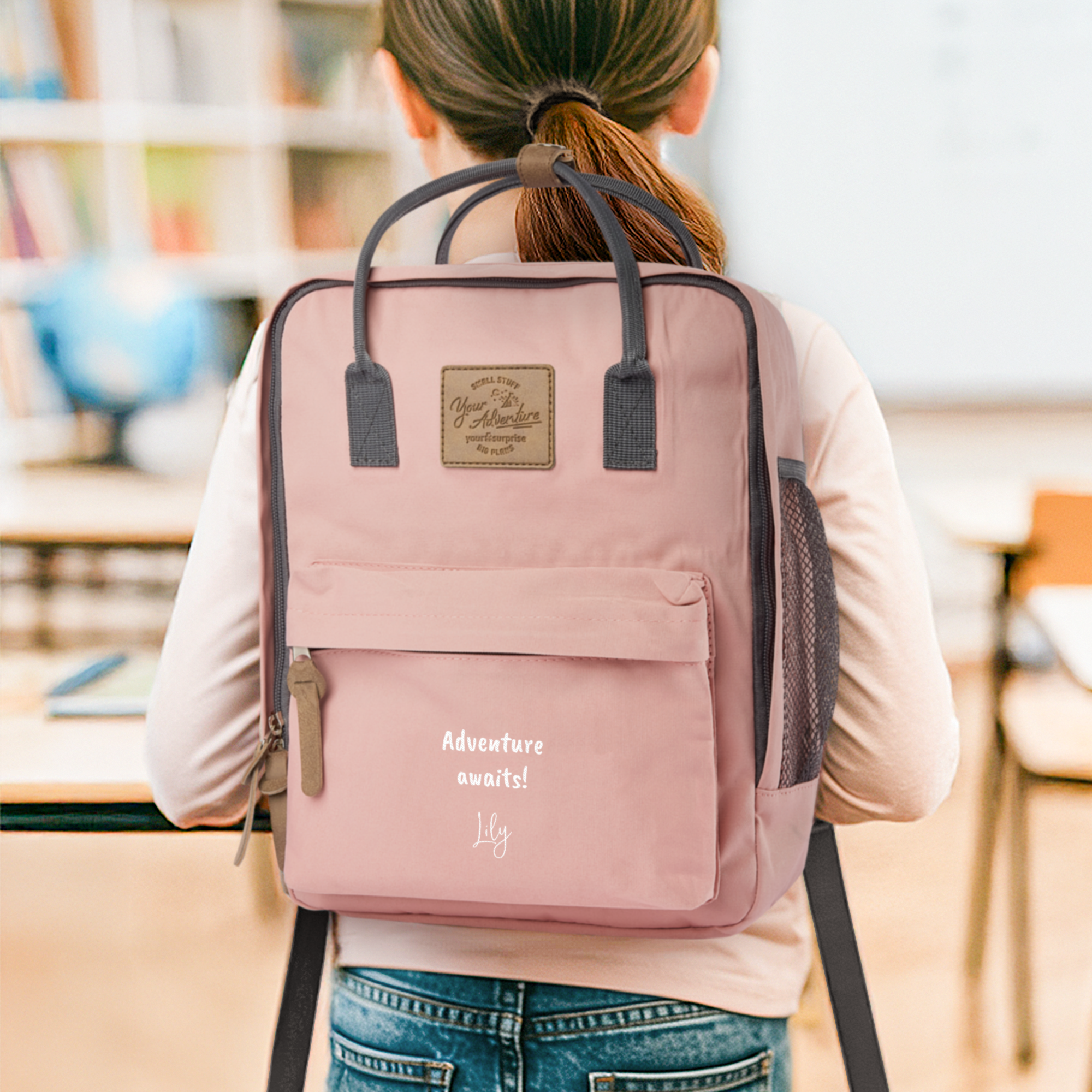 Mochila rosa personalizada con el texto "Adventure awaits! Lily" impreso para la vuelta al cole de un peque