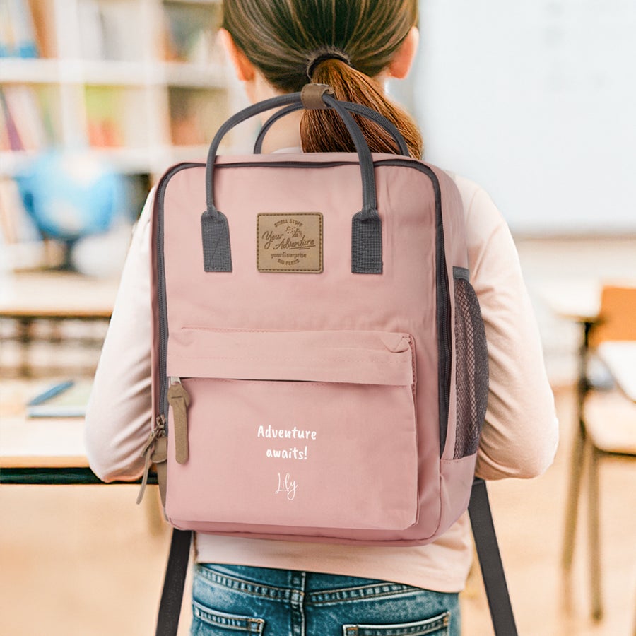 Rucsac personalizat pentru copii Rucsac personalizat pentru copii, roz, cu bretele căptușite și text imprimat Adventure awaits Lily.