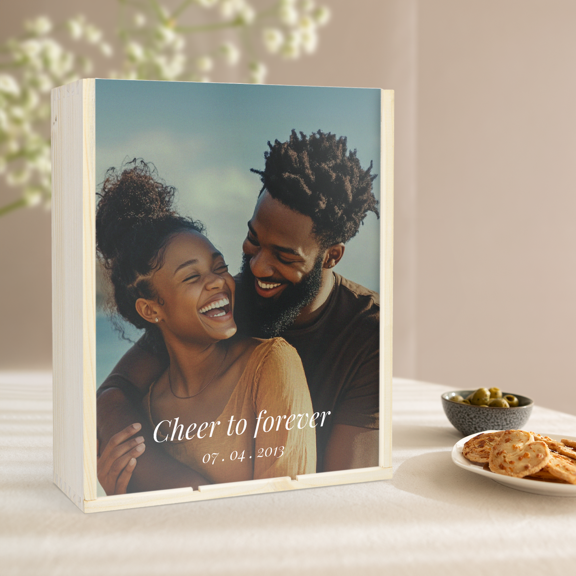 Una lussuosa custodia in legno con stampa personalizzata di foto di coppia e testo Cheer to forever 07.04.2013 per bottiglia e 2 bicchieri da vino