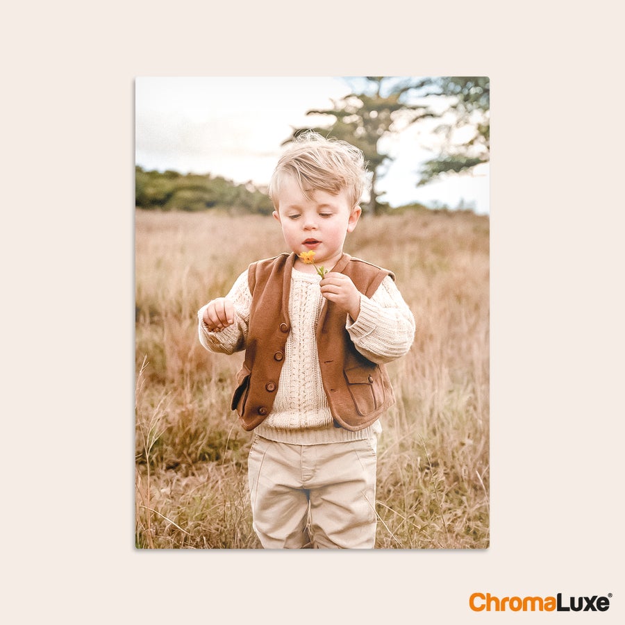 Photo sur aluminium - Instacollage Instacollage aluminium personnalisé avec la photo dun enfant blond tenant une fleur dans un champ