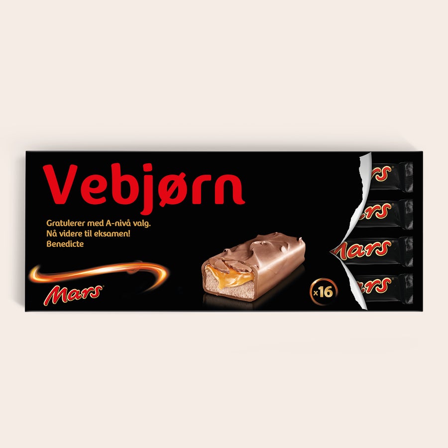 XXL Mars bar Denne personlige XXL Mars-sjokoladebaren er trykt med navnet "Vebjørn" og meldingen "Gratulerer med A-nivå valg. Nå videre til eksamen! Benedicte", som viser den tilpassede emballasjen med 16 Mars-sjokoladebiter og en åpen sjokoladebit.