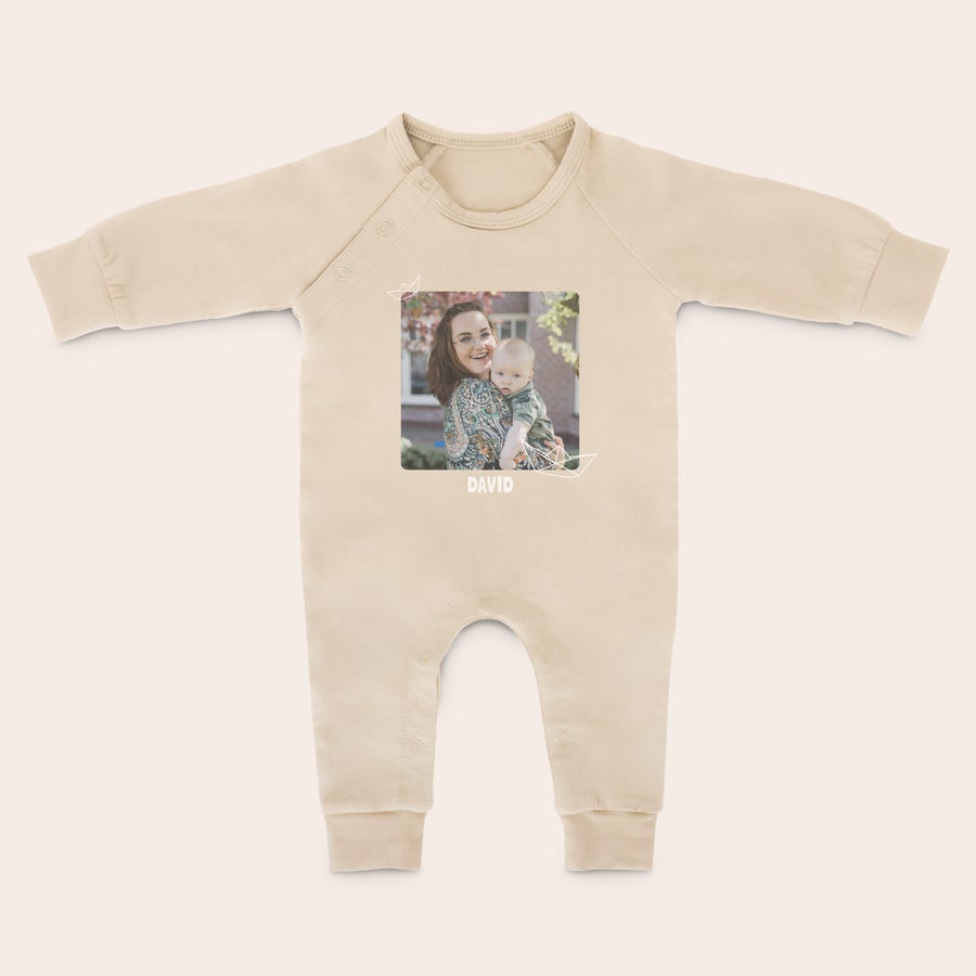 Igralna obleka Personalizirana bež igralna obleka z natisnjeno fotografijo mamice z dojenčkom in imenom David za lepo brcanje
