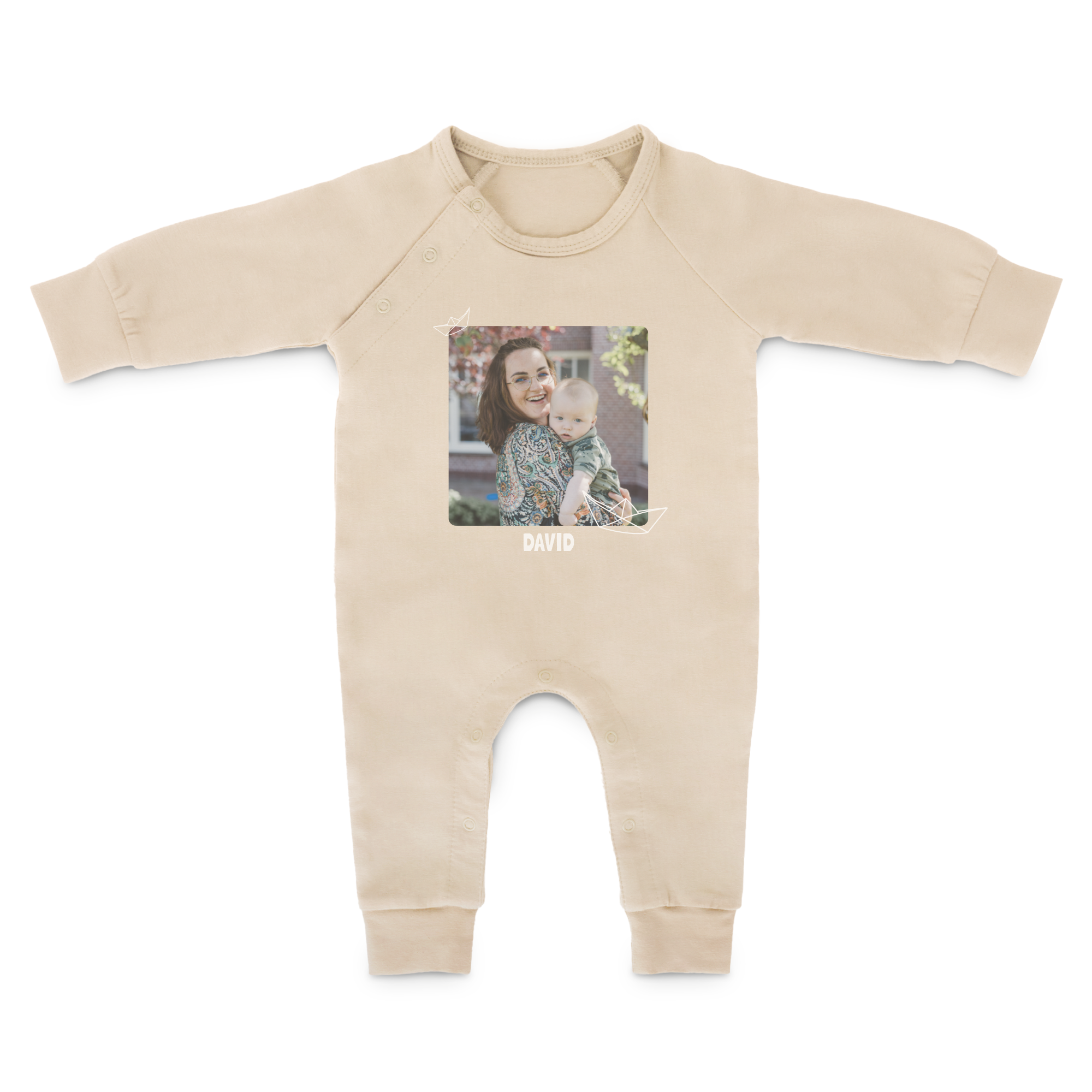 Salopetă bej pentru bebeluși, imprimată cu o fotografie personalizată cu mamă și copil și numele David.