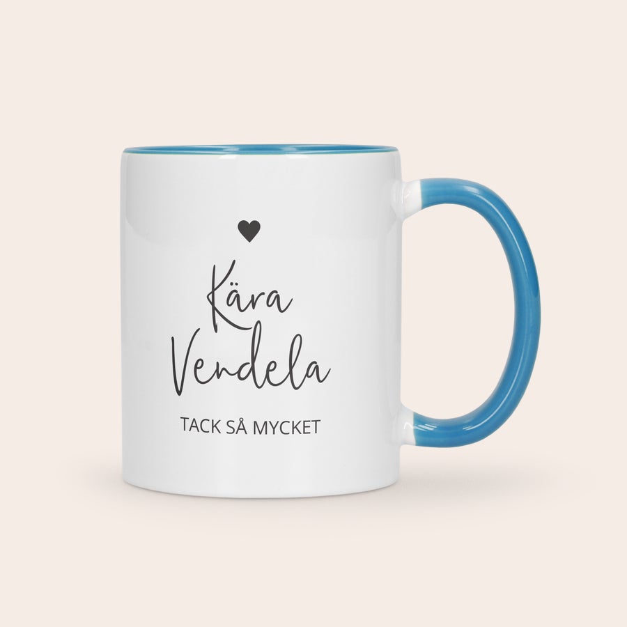 Färgade muggar Färgglad mugg med blå insida och handtag, tryckt med "Kära Vendela Tack så mycket" och ett hjärta