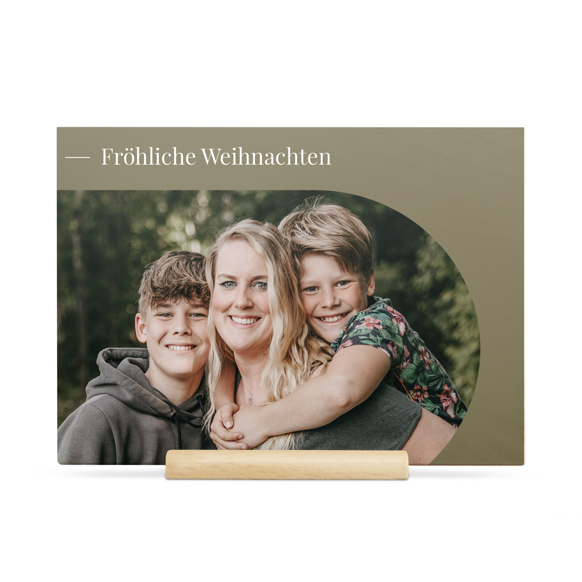 Personalisierte Weihnachtskarte aus Holz mit Familienfoto und dem Text "Fröhliche Weihnachten" bedruckt