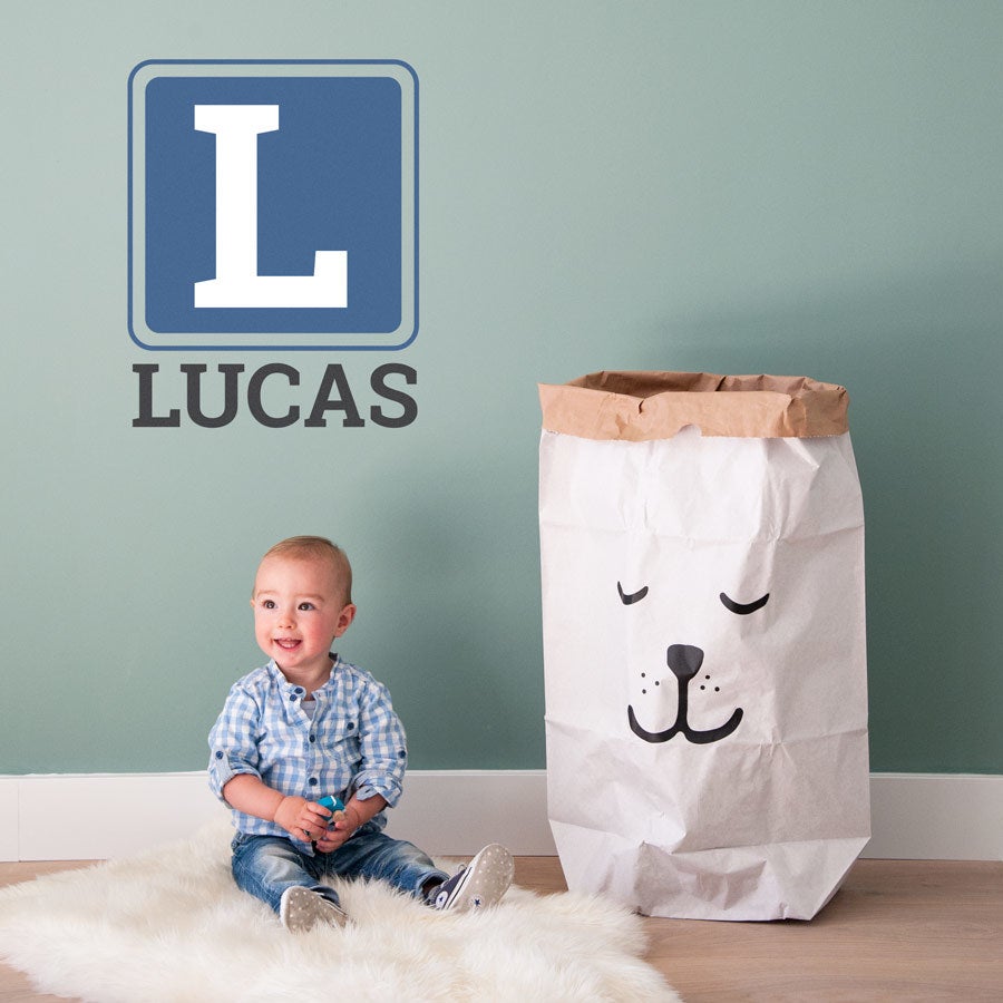 Blå väggdekal med tryckt initialen L och namnet Lucas för att ge barnens sovrum ett nytt utseende med en unik väggdekal med namn