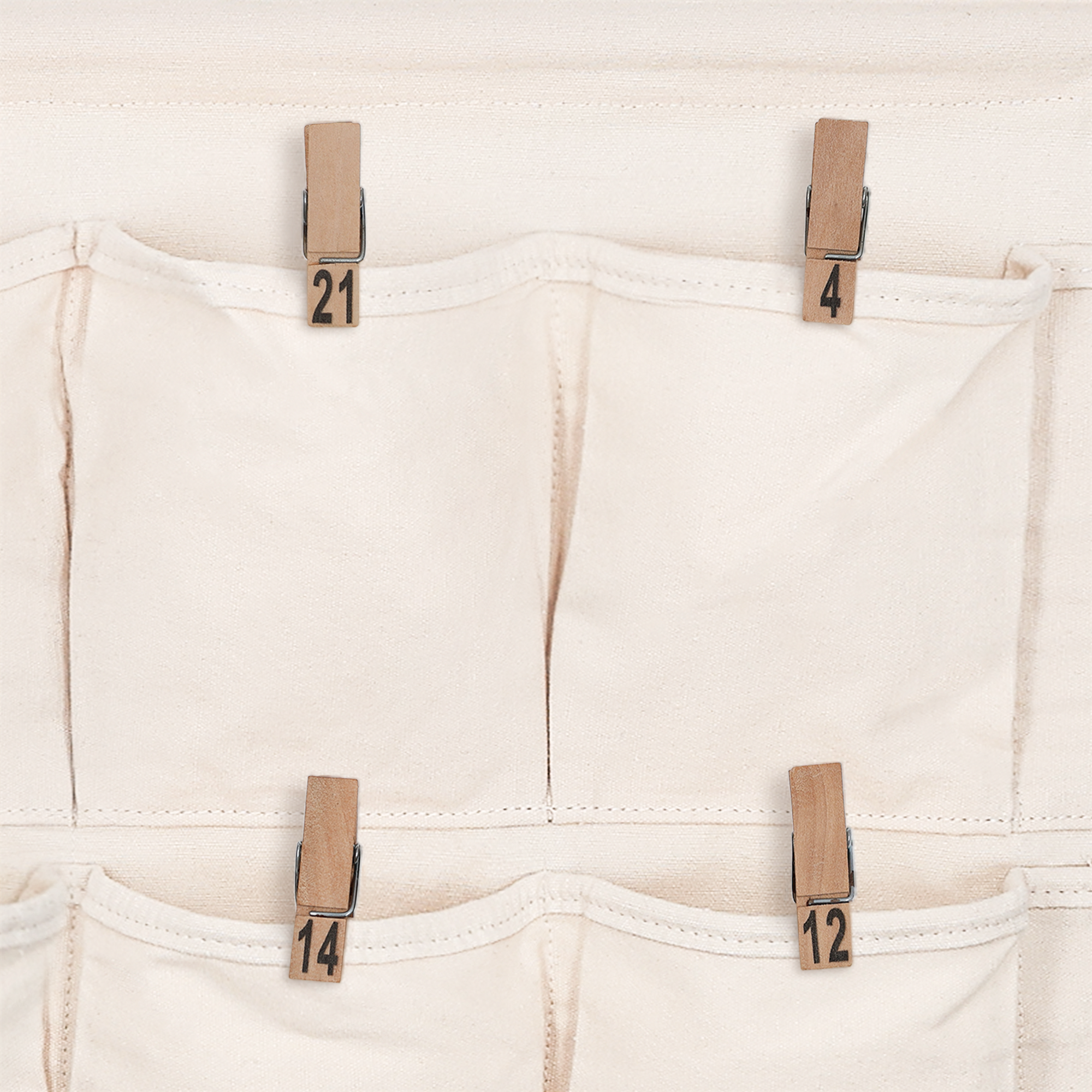 Calendário do advento de tecido personalizado com 24 bolsos e prendedores de madeira numerados para a contagem regressiva para o Natal