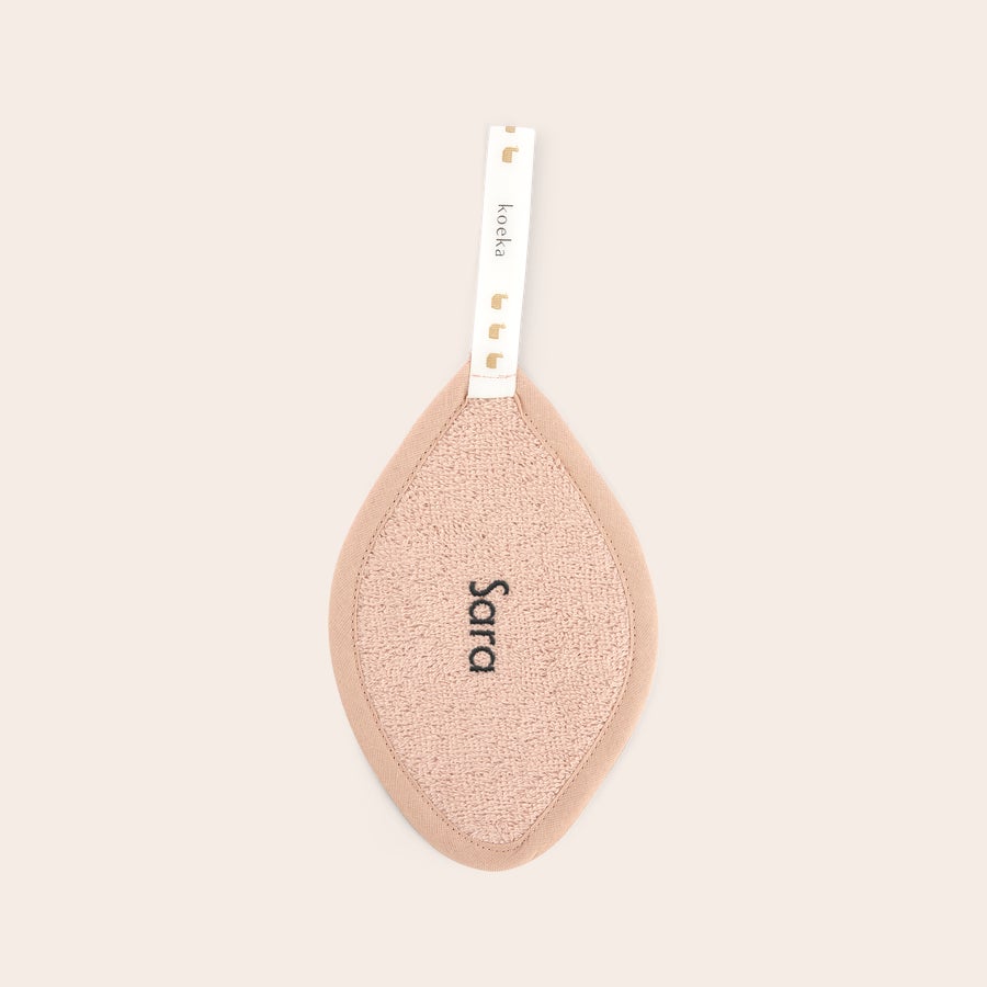 Personalizowana zawieszka do smoczka - Koeka Różowa mięciutka zawieszka do smoczka z organicznej frotte z haftowanym imieniem Sara