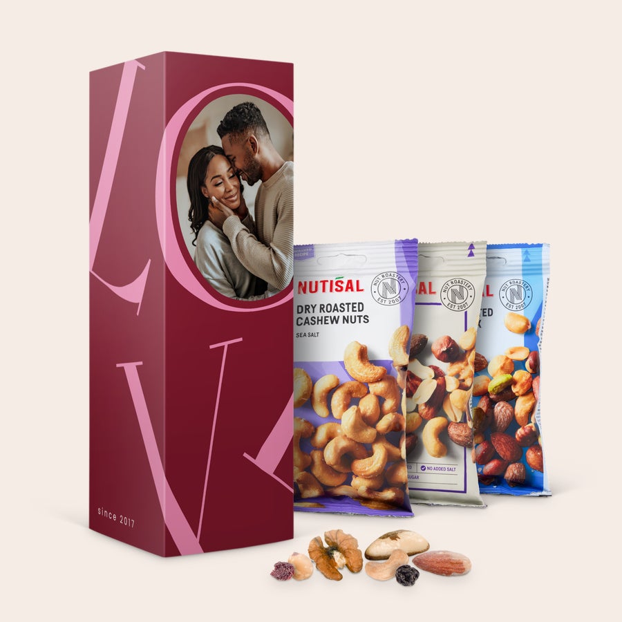 Confezione regalo personalizzata - Frutta Secca Confezione regalo personalizzata frutta secca Nutisal con foto stampata di una coppia e tre sacchetti di frutta secca