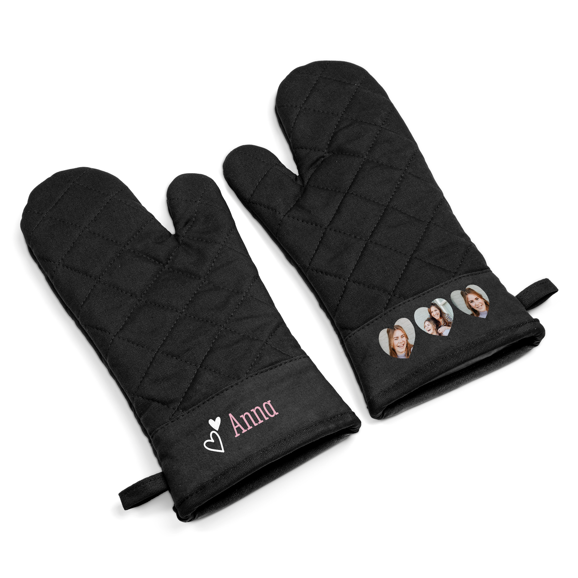 Un par de guantes de horno personalizados negros, uno con el nombre Anna y el otro impreso con tres fotos de personas.