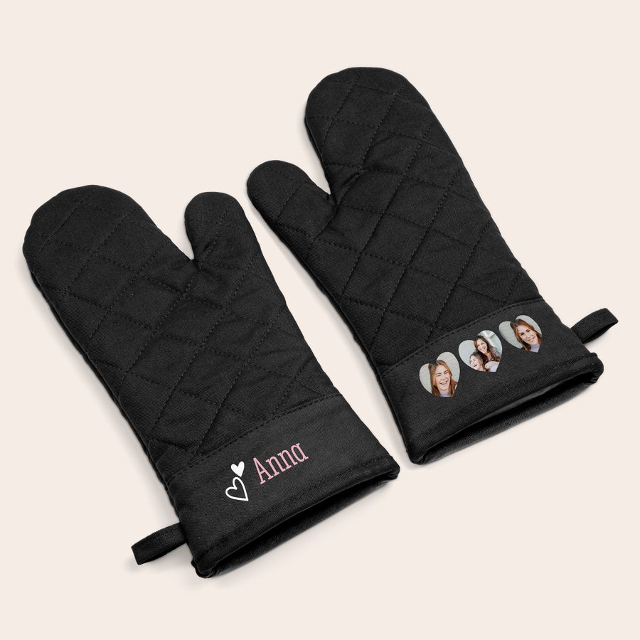 Mănuși personalizate pentru cuptor Set negru de mănuși personalizate pentru cuptor, cu nume imprimat Anna și un design cu fotografii inimioară.